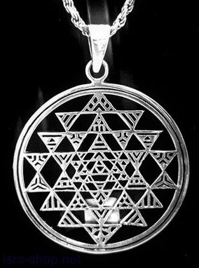 Une amulette en métal qui attire la chance sous forme de pendentif