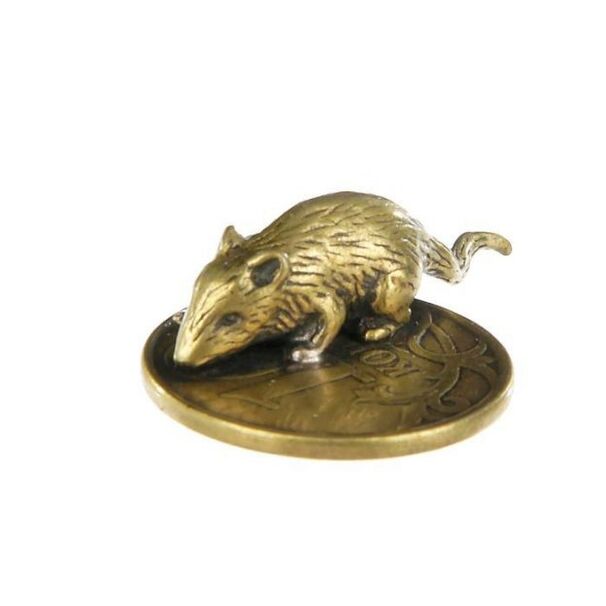 Amulette d'une souris porte-monnaie avec une pièce de monnaie comme porte-bonheur en matière financière