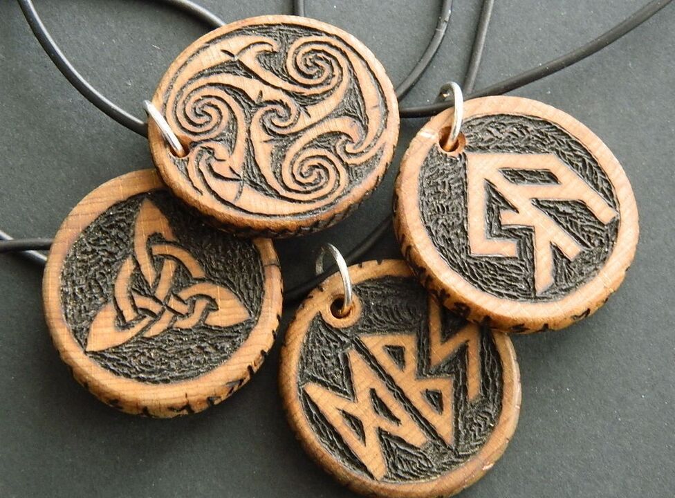 Pendentif avec des runes comme porte-bonheur