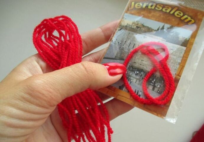 fil rouge d'Israël comme amulette porte-bonheur