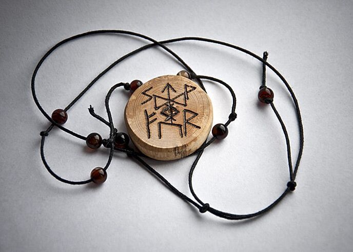 Amulette en bois