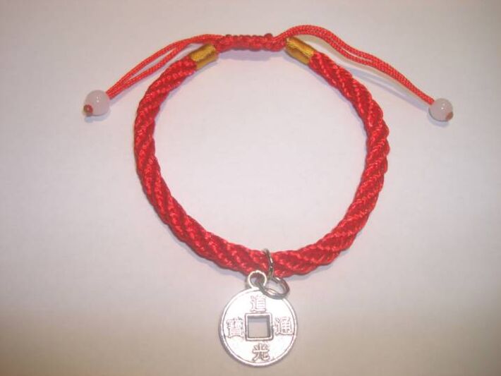 Bracelet en fil rouge avec une pièce rare pour porter chance