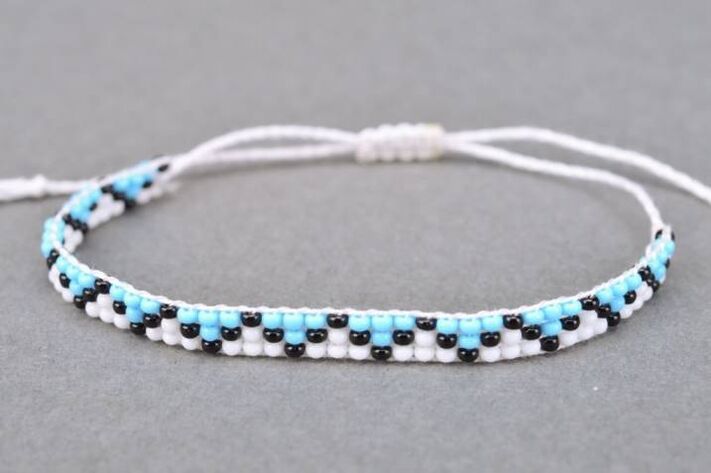 Un bracelet fait de fils et de perles est un talisman qui porte chance au propriétaire